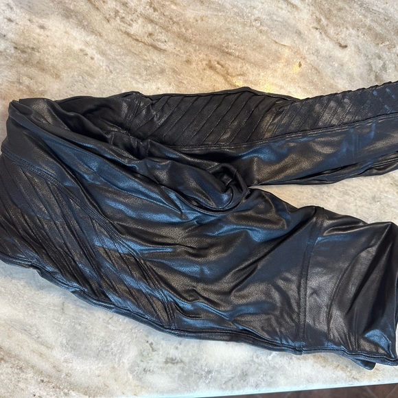 Spanx Faux Leather Moto Leggings small - Picture 4 of 4